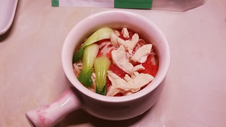 番茄鸡肉汤面,将煮好的鸡肉片整齐码放