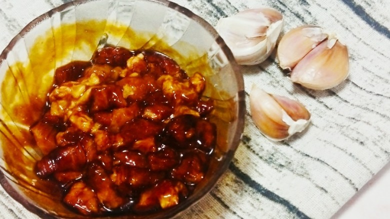 肉沫豆腐煲,搅拌均匀,放入冰箱腌制10分钟