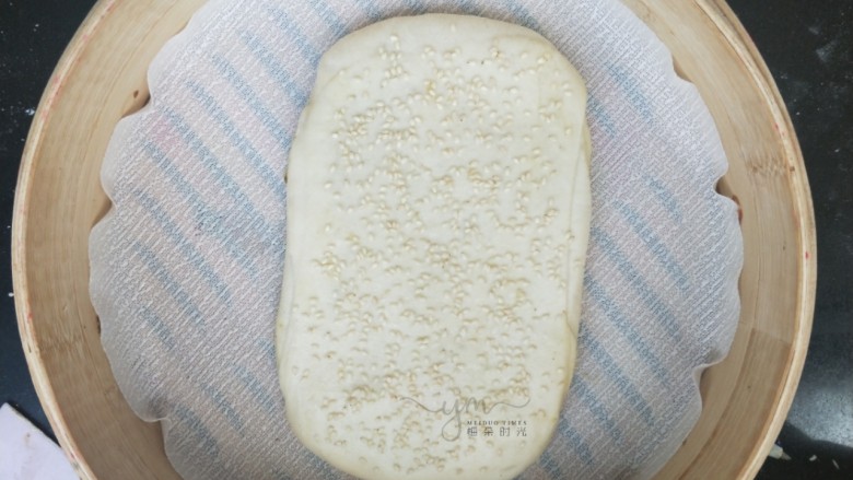 发面千层饼,放入笼屉,二次醒发20分钟。然后上锅蒸15分钟。蒸熟。