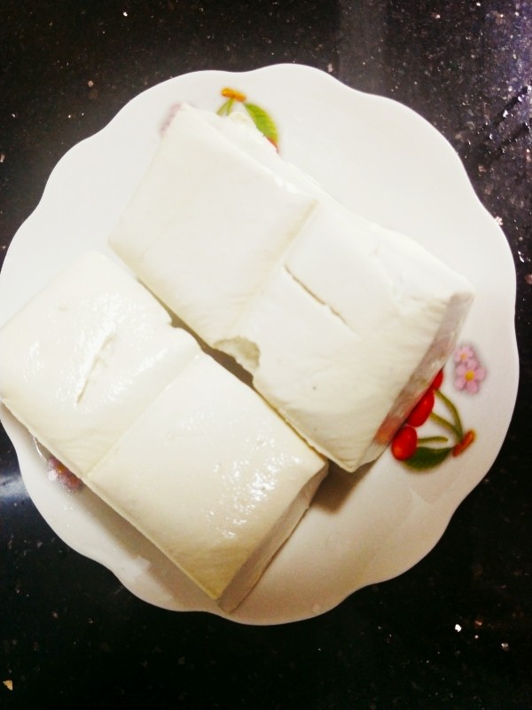 肉沫豆腐煲,取一块<a style='color:red;display:inline-block;' href='/shicai/ 4986'>老豆腐</a>,洗净