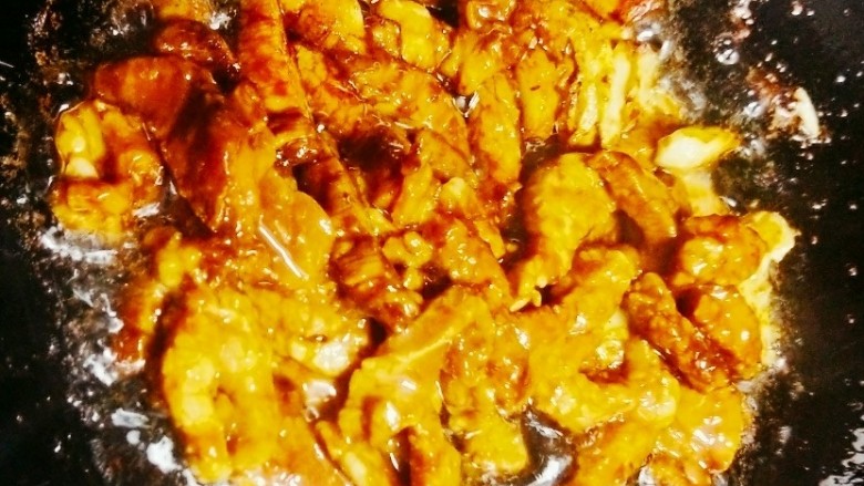 肉沫豆腐煲,油炸豆腐锅洗净后,锅中倒入适量炸豆腐的油,倒入腌制的肉沫翻炒