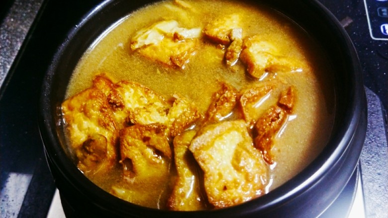 肉沫豆腐煲,翻炒混匀后转移到砂锅中,加入适量的水,盐和鸡精,大火烧