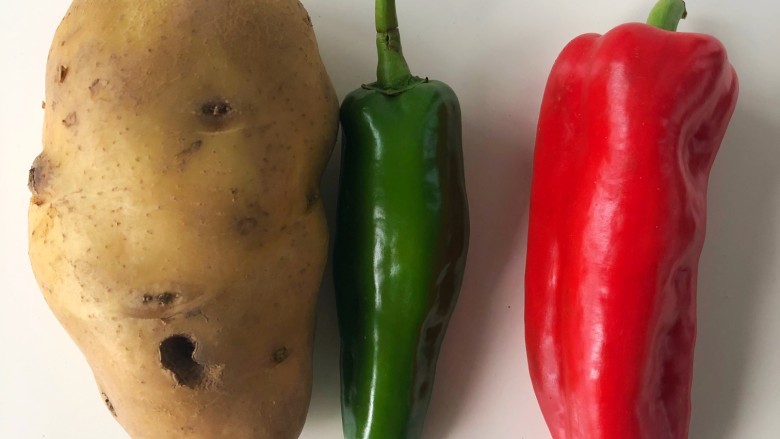 青椒土豆丝,准备食材