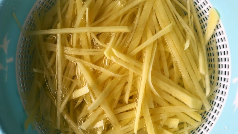 青椒土豆丝,<a style='color:red;display:inline-block;' href='/shicai/ 23'>土豆</a>洗干净去皮，切成丝洗去淀粉，沥干水分备用。