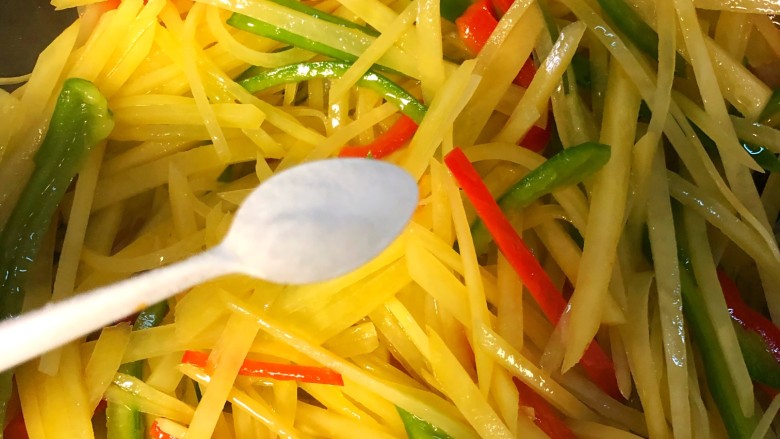 青椒土豆丝,加入适量的盐