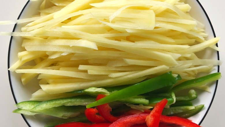 青椒土豆丝,青<a style='color:red;display:inline-block;' href='/shicai/ 86663'>红辣椒</a>洗干净，切丝备用。