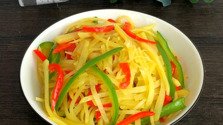 青椒土豆丝,简单又好吃的土豆丝就做好啦。