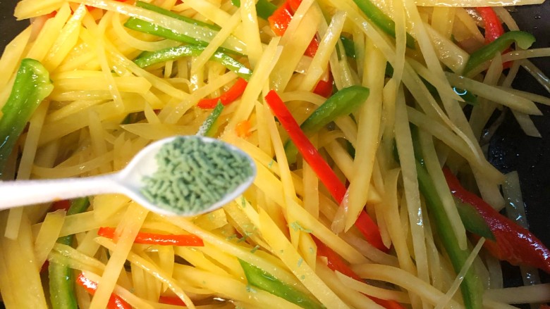 青椒土豆丝,加入少许鸡精