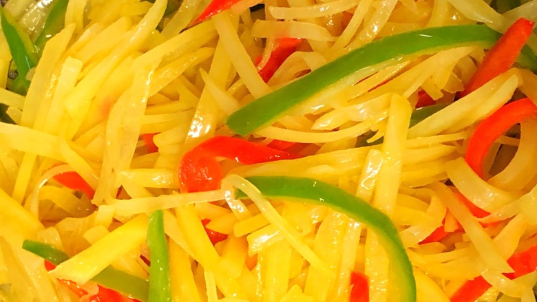 青椒土豆丝,翻炒一分钟左右即可出锅。