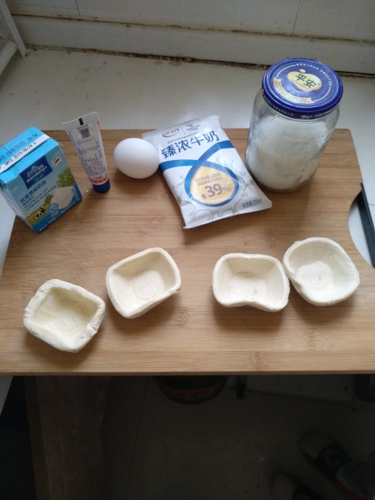 自制蛋挞,准备材料<a style='color:red;display:inline-block;' href='/shicai/ 4187'>蛋挞皮</a>，牛奶，<a style='color:red;display:inline-block;' href='/shicai/ 9'>鸡蛋</a>，糖，炼奶，<a style='color:red;display:inline-block;' href='/shicai/ 886'>奶油</a>