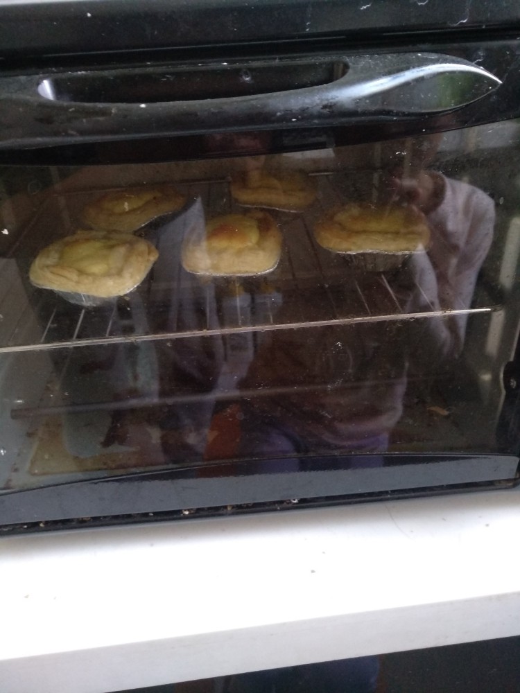 自制蛋挞,倒入蛋挞皮，八分满，烤箱180.预热10分钟
放入烤箱180度，20分钟