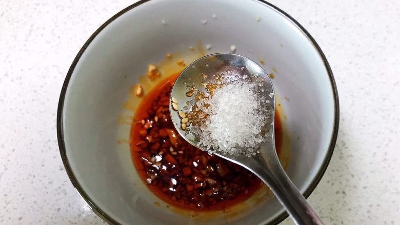 瓜丝肉末拌凉皮,加入半勺白沙滩