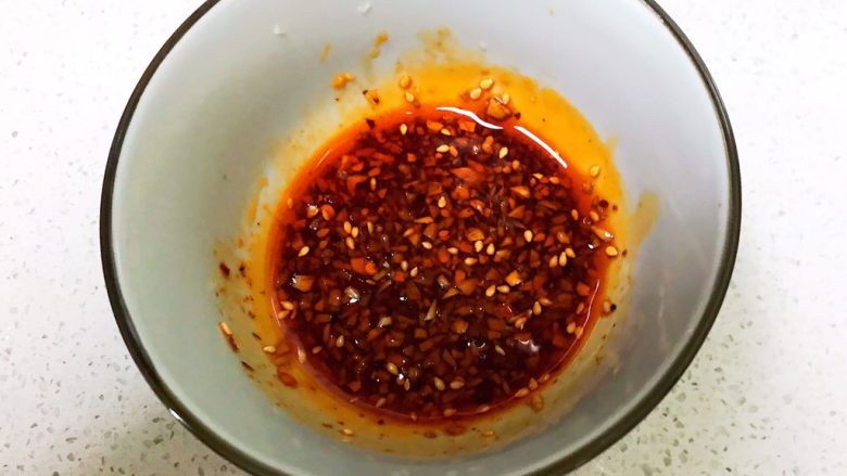 瓜丝肉末拌凉皮,调匀备用,碗汁调好了