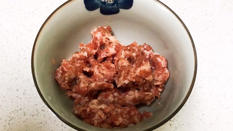 瓜丝肉末拌凉皮,在猪肉末里加入1勺<a style='color:red;display:inline-block;' href='/shicai/ 718'>料酒</a>,1勺生抽,用手抓匀