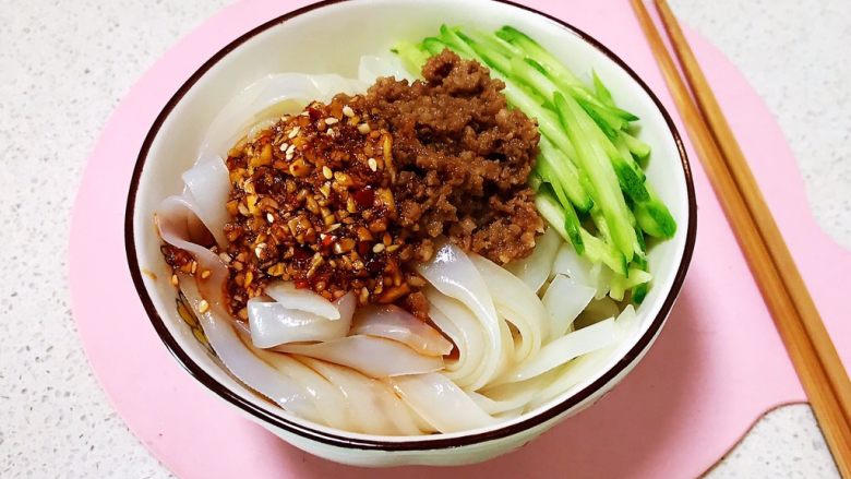 瓜丝肉末拌凉皮,加入碗汁,瓜丝肉末凉皮就做好了~