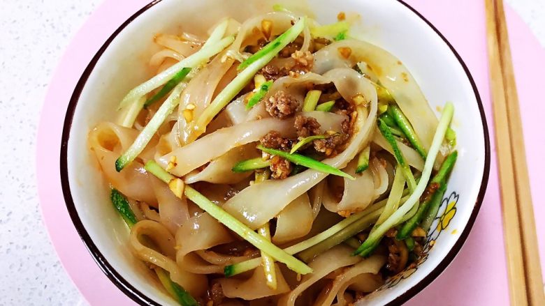 瓜丝肉末拌凉皮,瓜丝肉末凉皮口感微辣,清淡爽口,非常完美~