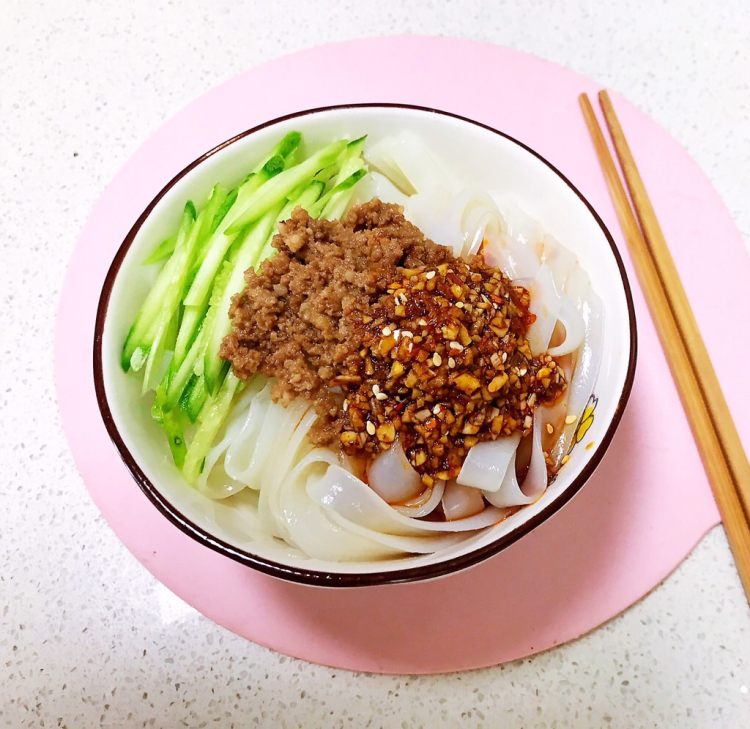 瓜丝肉末拌凉皮