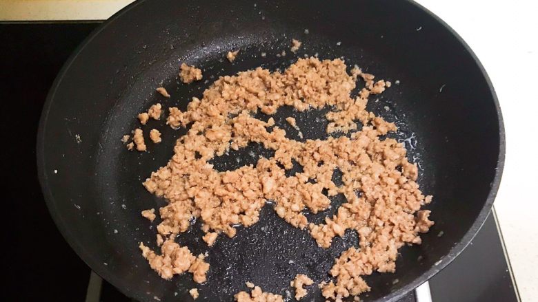 瓜丝肉末拌凉皮,煸炒3分钟即可,猪肉末炒熟了备用