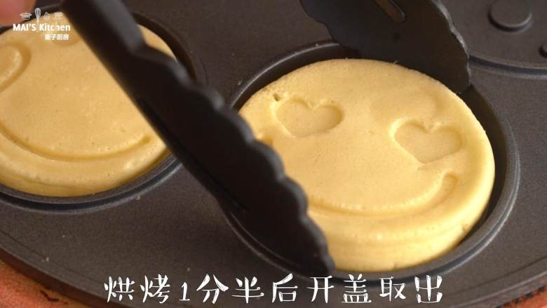 给孩子带来快乐的夹心笑脸派,松软弹牙~,小红锅最高温预热至红灯灭,或者烤箱最高温,舀入7分满的面糊,盖上上盖,烘烤1.5分钟取出,置于晾架晾凉。