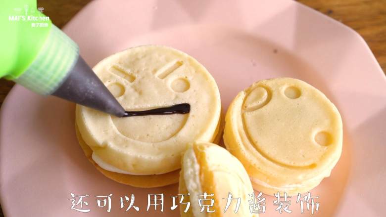 给孩子带来快乐的夹心笑脸派,松软弹牙~,盖上另一片蛋糕,还可以在笑脸上画上巧克力进行装饰。