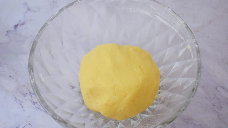 豆沙一口酥,再用手揉成面团,将揉好的面团包裹上保鲜膜,放入冰箱冷藏1小时