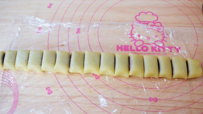 豆沙一口酥,再用刀切成小块,宽度大概为2-3CM左右