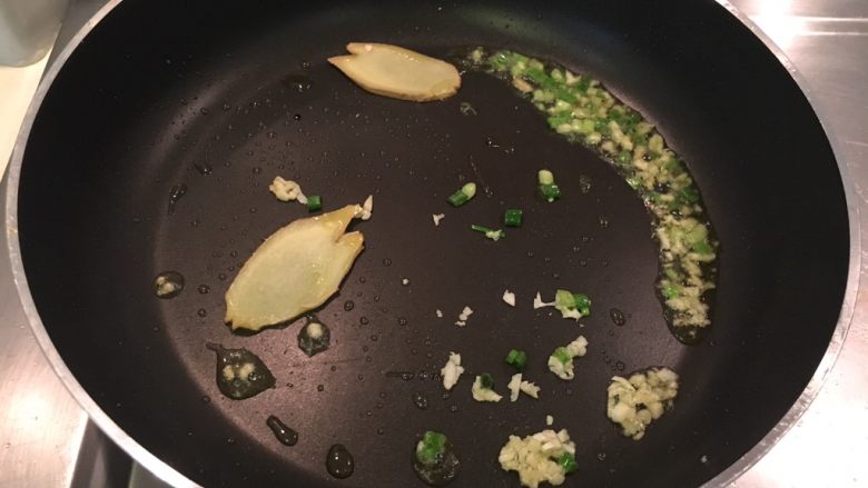 香干芦蒿,爆香葱姜蒜辣椒,我家小孩怕辣,辣椒丝我最后再放