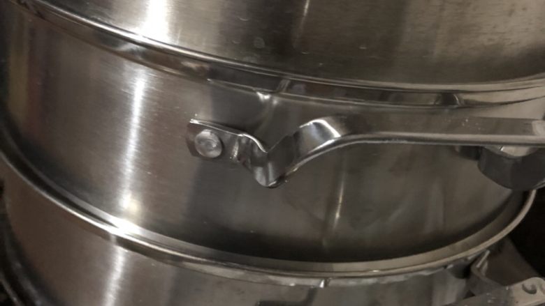 自制豆沙包,冷水入锅,上锅蒸15-20分钟,焖5-10分钟起锅。