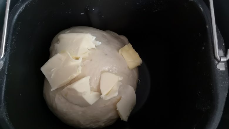 好吃又好看的椰蓉葡萄干吐司,加入室温软化的黄油,和成可以拉出薄膜的光滑、柔软面团。