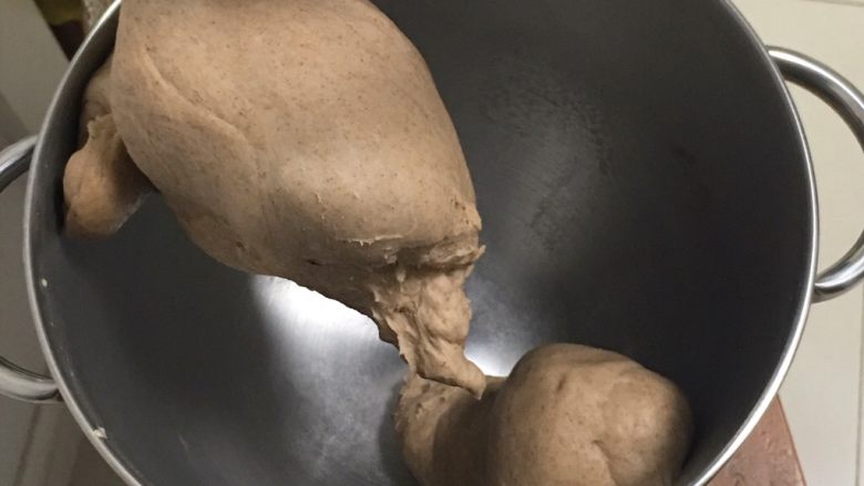 黑麦葡萄吐司,面团光滑细腻,检查是否出膜。