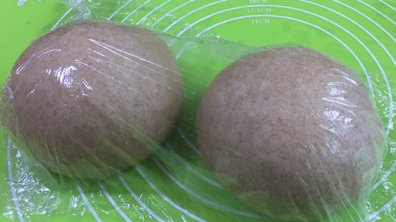 黑麦葡萄吐司,分成二个剂子,盖上保鲜膜静置20分钟。