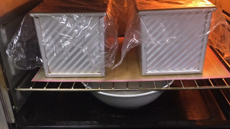 黑麦葡萄吐司,送入烤箱两次发酵,底部放一碗热水,发酵60-80分钟。