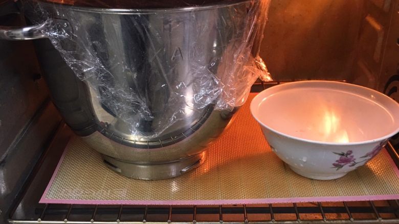 黑麦葡萄吐司,烤箱发酵档,桶放入烤箱,旁边放一碗热水,发酵60分钟。