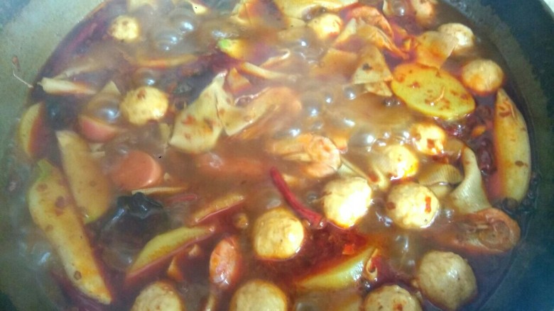 自制麻辣烫,大火烧开,使<a style='color:red;display:inline-block;' href='/shicai/ 6199'>鸡肉丸子</a>浮起,土豆变软