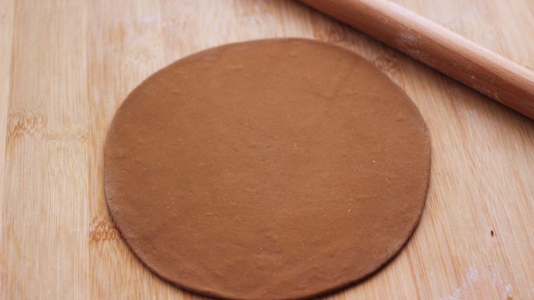 花样咖啡小鞋子馒头,用擀面杖擀成薄片。