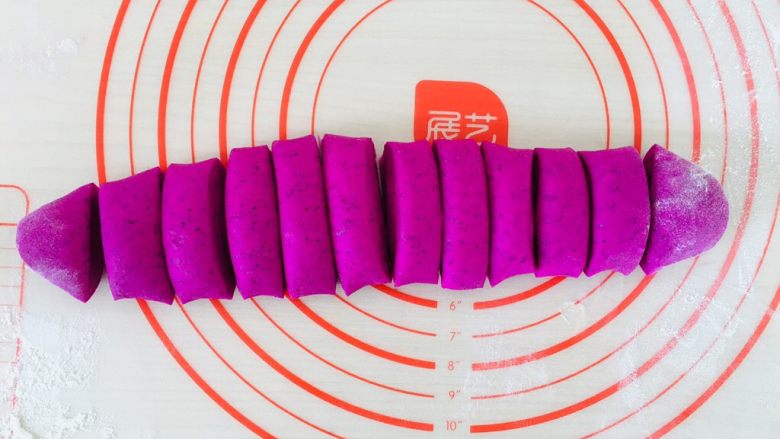 火龙果馒头,揉成长条切小段。