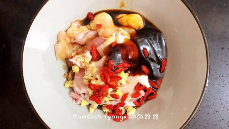 枸杞子蒸鸡肉,把<a style='color:red;display:inline-block;' href='/shicai/ 142822'>枸杞子</a>冲洗干净后也丢进碗中,然后用筷子搅拌均匀腌制一会