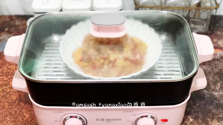 枸杞子蒸鸡肉,把腌制的鸡肉倒入盘中,送入锅中,蒸12分钟