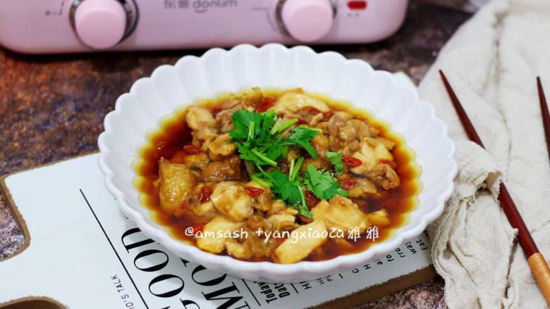 枸杞子蒸鸡肉,剩最后一分钟时把香菜末码在鸡肉上,盖上盖子焖大概30秒即可出锅