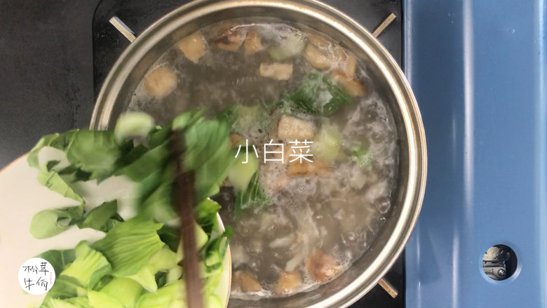 视频|薏仁米松茸莲藕羹|牛佤松茸食谱,片刻后,放入小白菜,添入适量水淀粉和食盐,即可出锅享用。