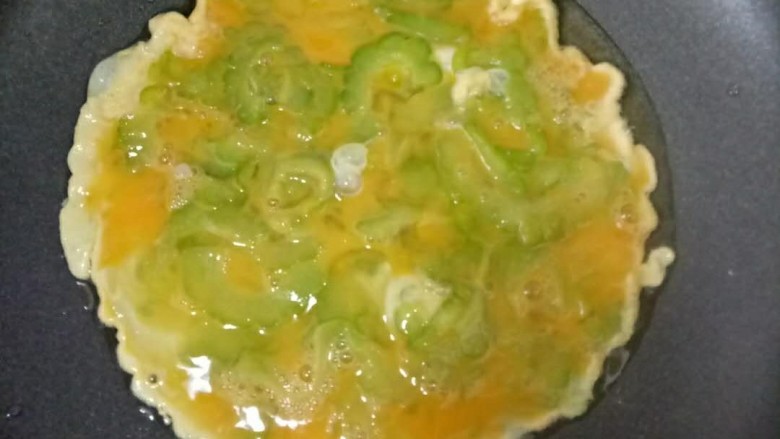 苦瓜鸡蛋饼,倒入适量的苦瓜鸡蛋液,小火煎至底部凝固。(我这么多量可以分成四次。)