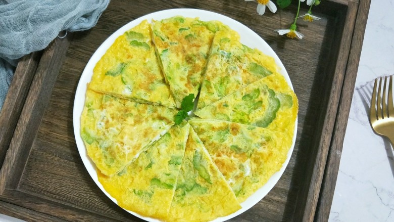 苦瓜鸡蛋饼,如果你出现了腹泻,就不宜生吃苦瓜,因为苦瓜属凉性,吃了会造成腹泻加重。还有小宝宝和孕妇也不要食用过多的苦瓜,以免造成身体不舒服。