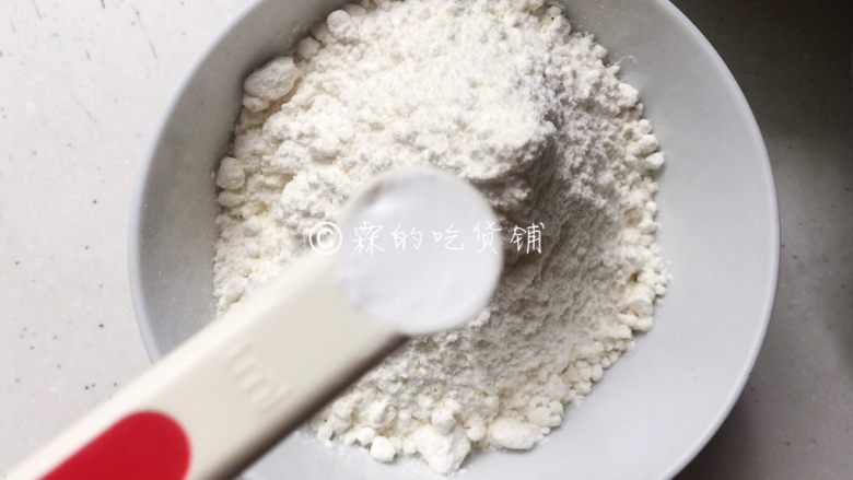 铜锣烧 蓝胖子的爱,<a style='color:red;display:inline-block;' href='/shicai/ 702'>泡打粉</a>放入低粉中,和匀。