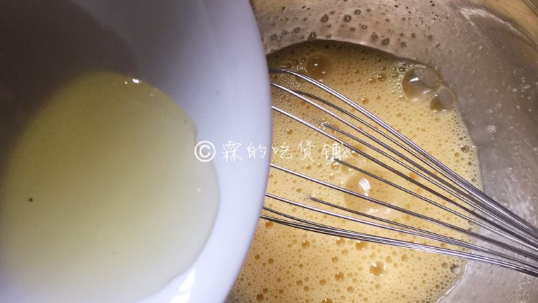 铜锣烧 蓝胖子的爱,然后倒入<a style='color:red;display:inline-block;' href='/shicai/ 140122'>玉米油</a>,充分搅打均匀。