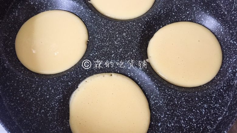 铜锣烧 蓝胖子的爱,煎锅烧热,全程小火,把面糊舀入平底煎锅中(锅里不需要放油。)