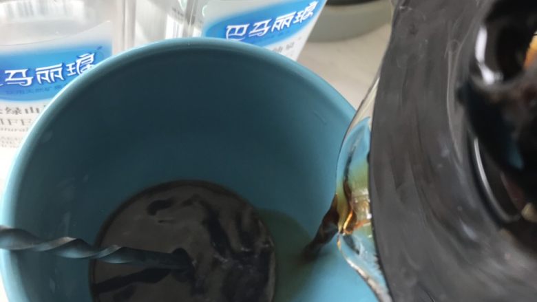 煮咖啡,杯中放入糖粉,倒入煮好的咖啡。