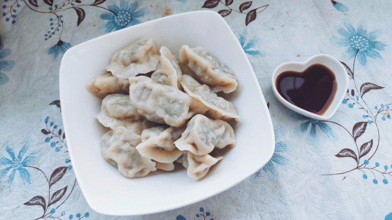 家常茴香猪肉水饺,烧开水,煮熟就可以享用了。一定别忘了蘸醋啊。