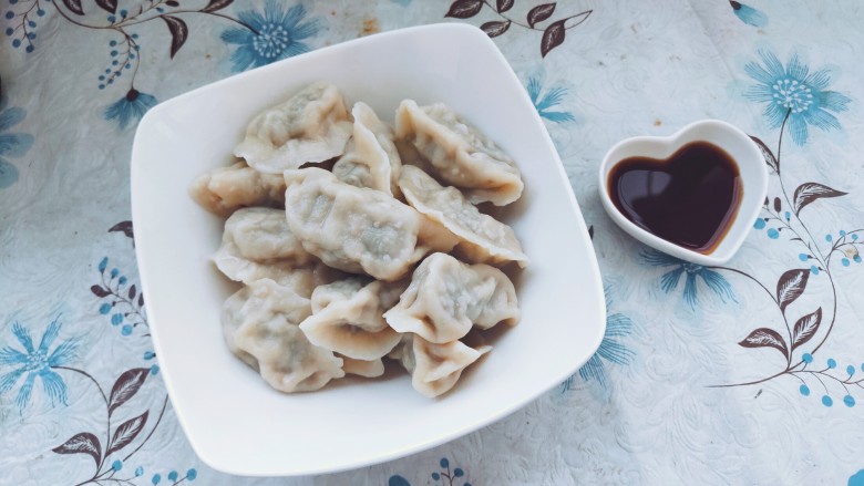 家常茴香猪肉水饺,烧开水，煮熟就可以享用了。一定别忘了蘸醋啊。