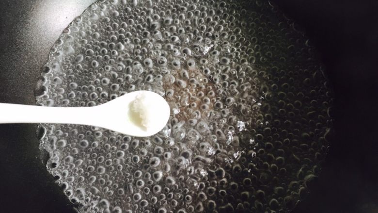 菠菜猪肝粥,腌制猪肝的时间,另起一个锅。锅中倒入清水大火烧开放入适量盐