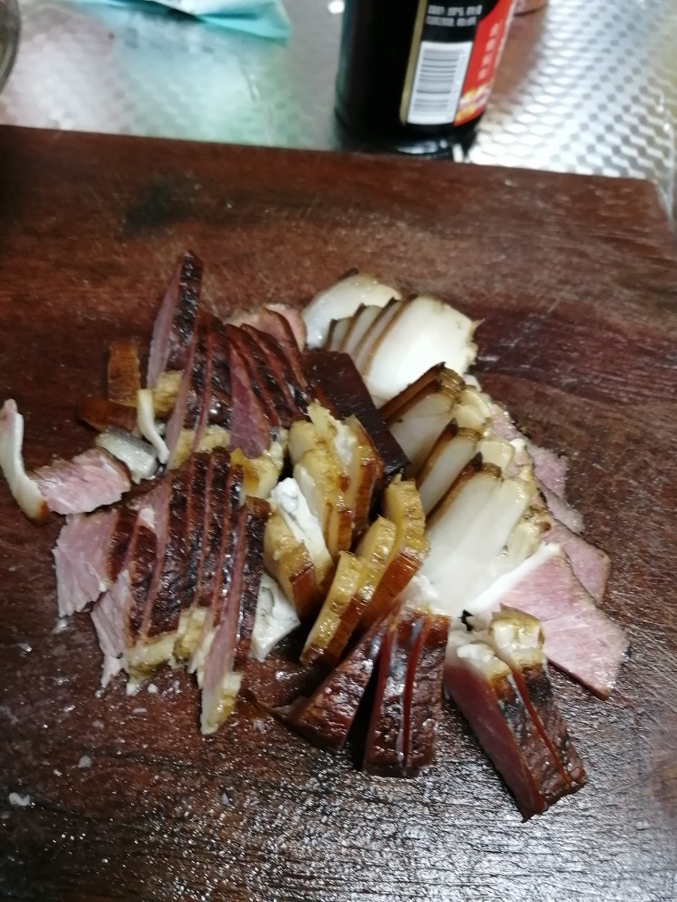 腊肉炒蒜苔,腊肉洗干净,切片。
